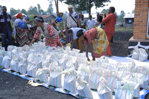 AA team with the participation of community women during the preparation of the distribution of seeds