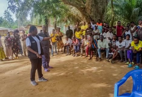 Madame Rosette Mokabi, responsable du projet d’ActionAid RDC, échange avec la communauté pour présenter les activités prévues et mieux comprendre leurs défis et priorités après cette catastrophe. 