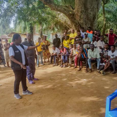 Madame Rosette Mokabi, responsable du projet d’ActionAid RDC, échange avec la communauté pour présenter les activités prévues et mieux comprendre leurs défis et priorités après cette catastrophe. 