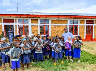Distribution of school kits to students of EP ABDALAMANGALA in Salamabila 
