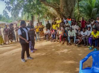 Madame Rosette Mokabi, responsable du projet d’ActionAid RDC, échange avec la communauté pour présenter les activités prévues et mieux comprendre leurs défis et priorités après cette catastrophe. 